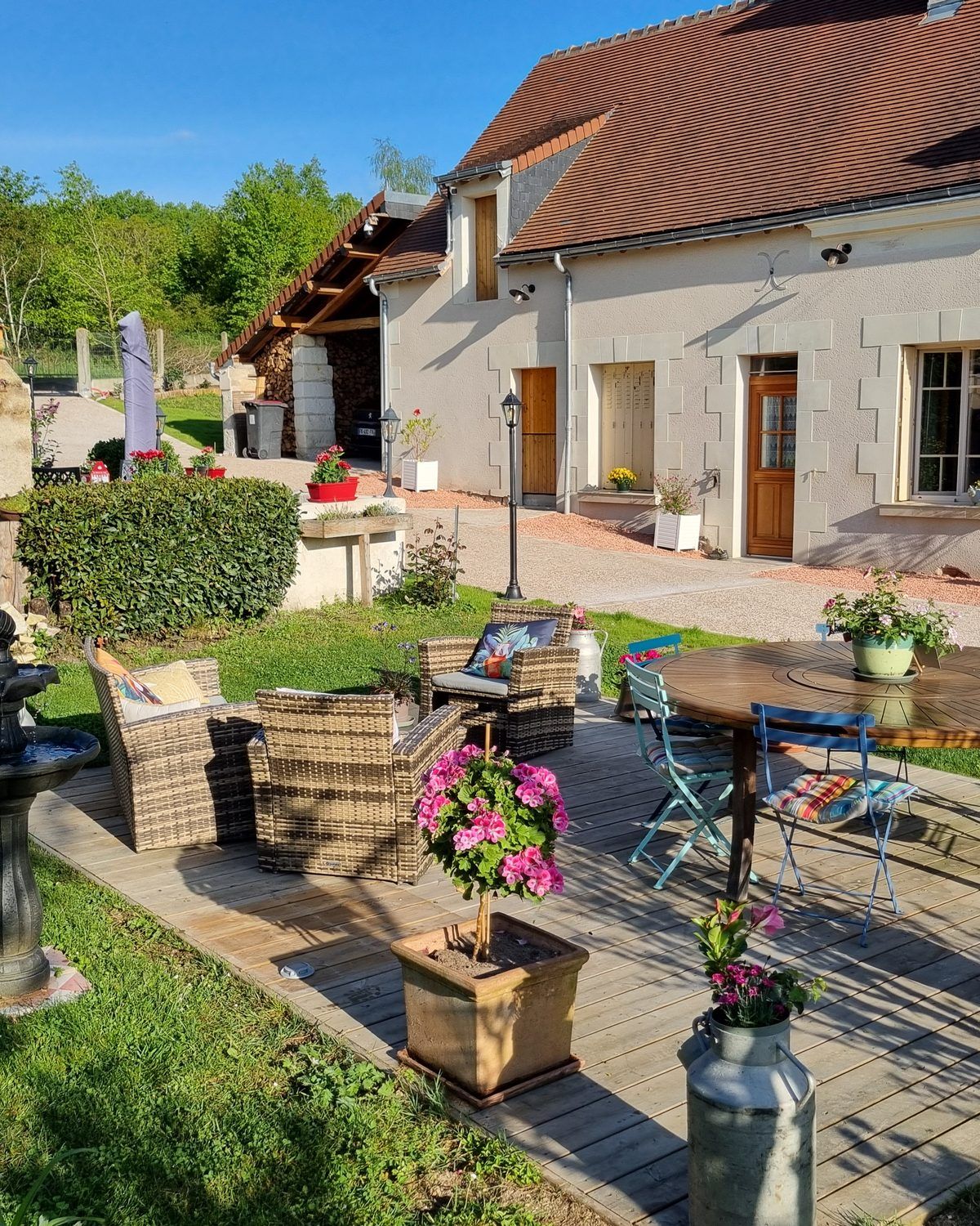 Terrasse, salon de jardin et coin pétanque