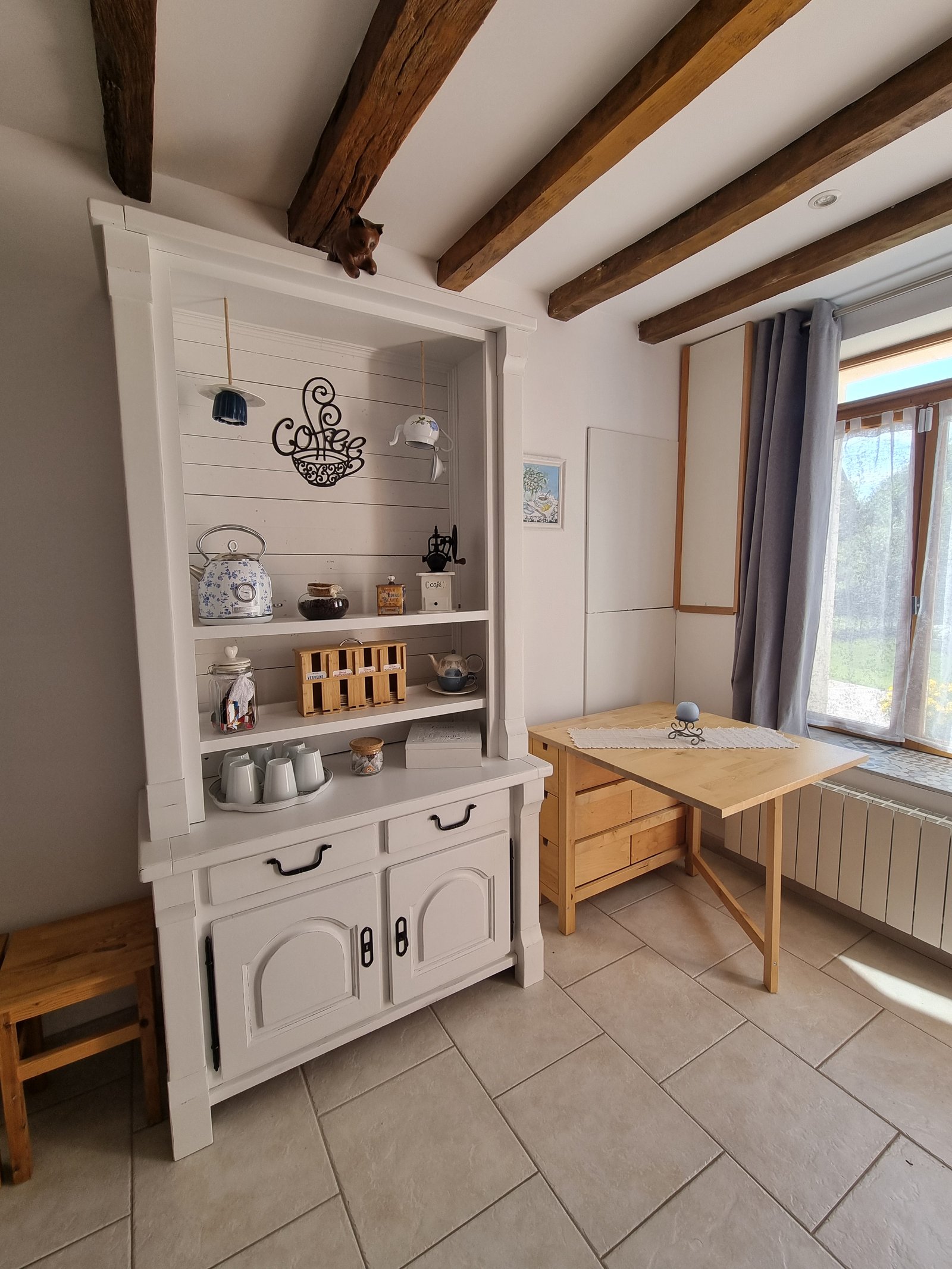 Chambre avec lit et poutres